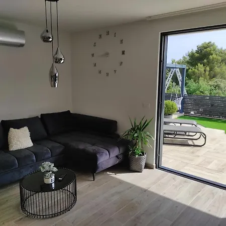 Spacious In Biograd With Sea View 아파트