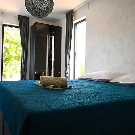 Spacious In Biograd With Sea View 아파트 *